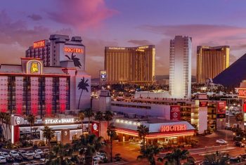 hooters las vegas hotel